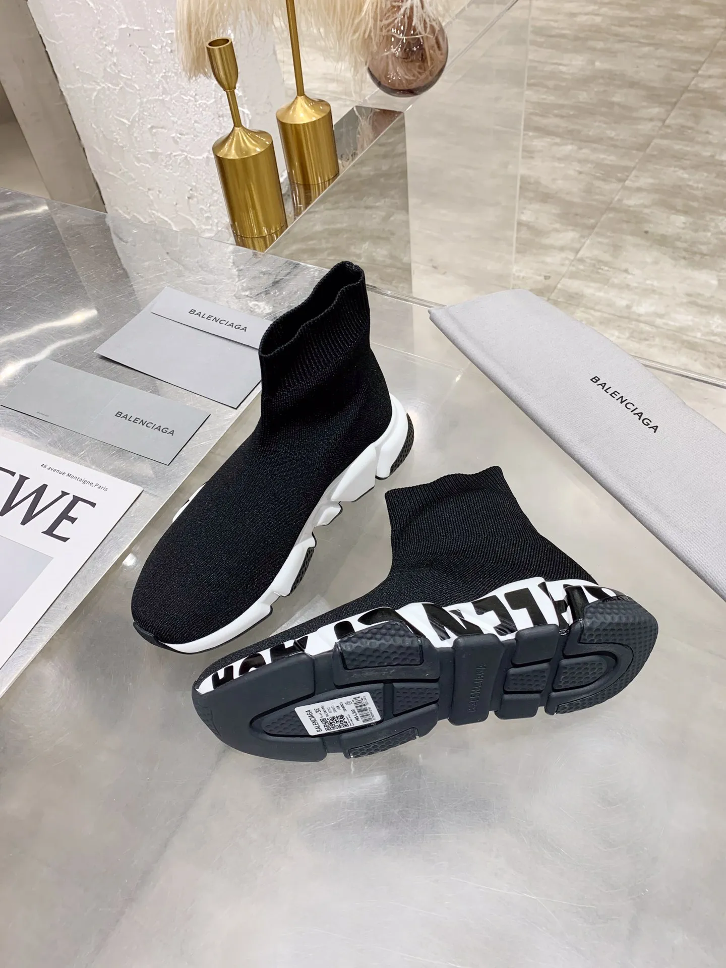 👟👟Ex-factory price 420👟👟 [Ready stock top version vacuum outsole] Balenciaga 👣Size: 35 36 37 38 39 40 41 42 43 44 45 [Socks in original packaging delivered] 🔥Balenciaga's "Speed" High-top sock-style sneakers are instantly recognizable and have ever-lasting popularity. This item is made in Italy from stretch knitted fabric. The rubber sole has excellent elasticity. Only half of the brand name printed on it is visible. Compared with the previous exaggerated and eye-catching style, it has a sense of "half-covering the face as if holding a pipa", and the brand's ingenuity in innovating the logo printing trend can also be seen.
